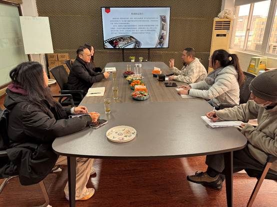 一群人围着桌子吃东西 AI 生成的内容可能不正确。