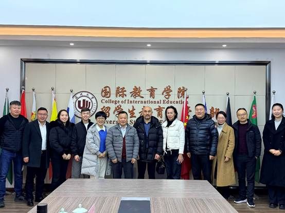 一群人站在室内合影 AI 生成的内容可能不正确。