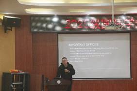 人站在电视前 AI 生成的内容可能不正确。